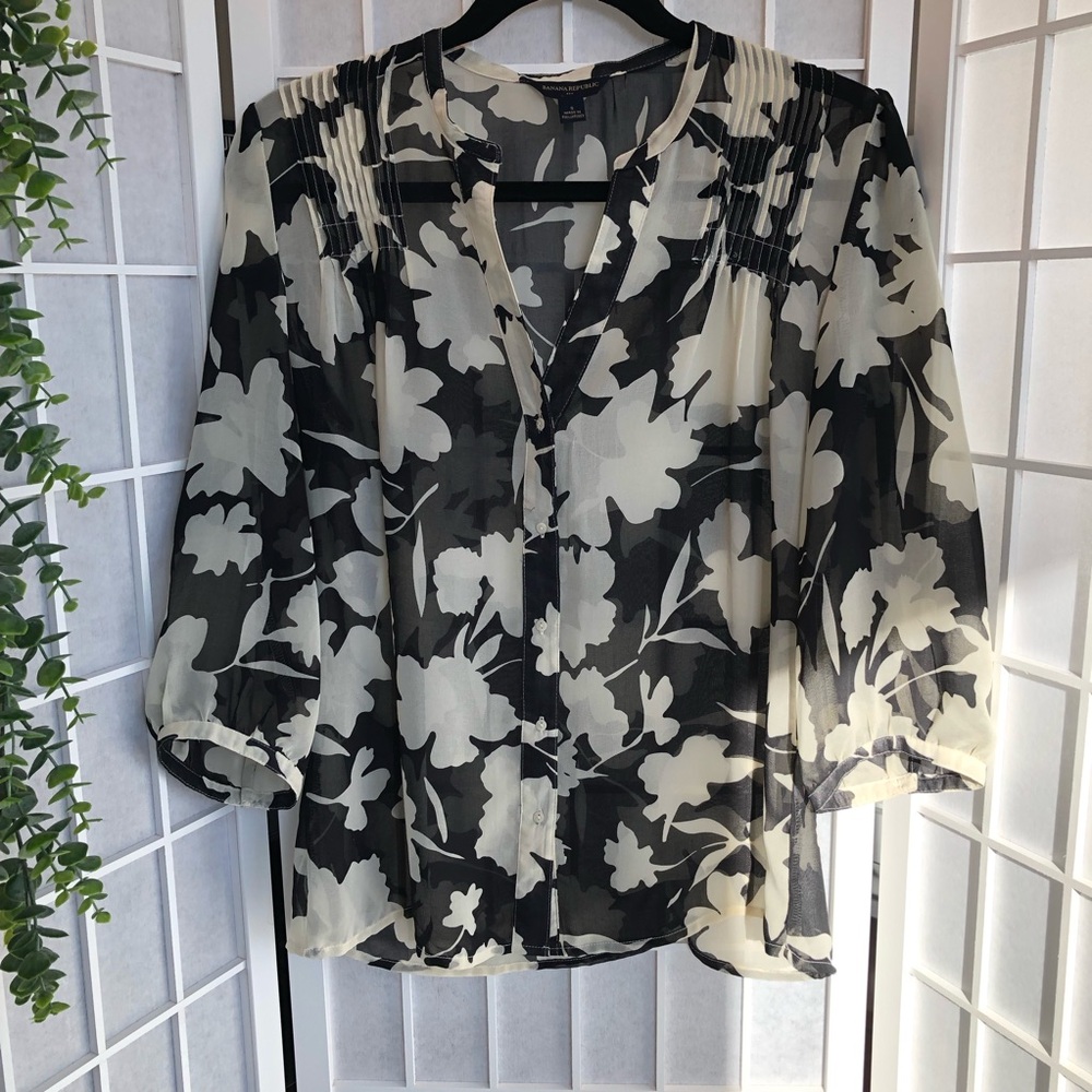 BANANA REPUBLIC Women’s Top in Floral Black & Ivory. Flowy Crepe Fabric. Lovely!